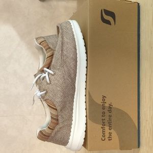 comfortable taupe color shoe size 7.5